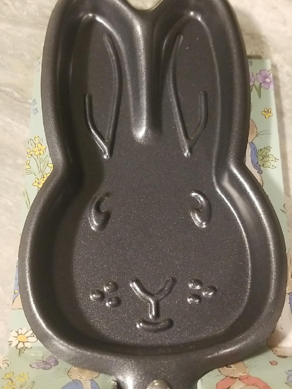 Peter Rabbit  Bunny Pan Cake Pan Gift Set - Picture 3 of 5